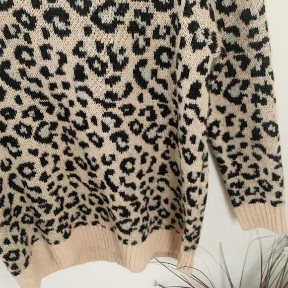 Nollie Leopard printed crew neck sweater medium - Picture 7 of 7